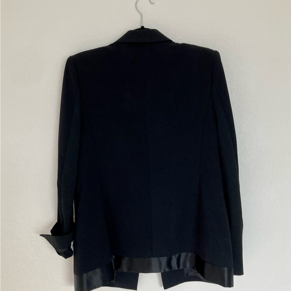 BCBG blazer, only worn a couple of times, great fit, fully lined, black, size 8.